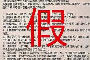 上半场第42分钟，镜头给到梅西和保镖小跑返回更衣室